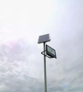 ILUMINAT CU LED: Proiector led 50W cu panou solar